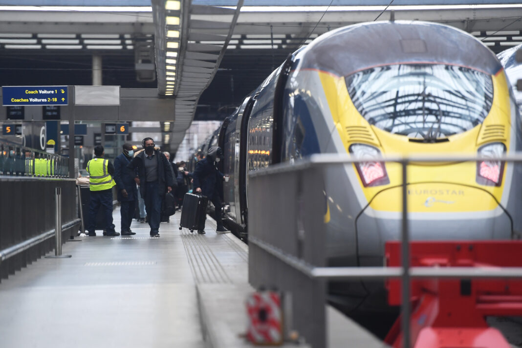 Eurostar pociąg łączący Londyn z Paryżem, Amsterdamem, Rotterdamem i Brukselą.