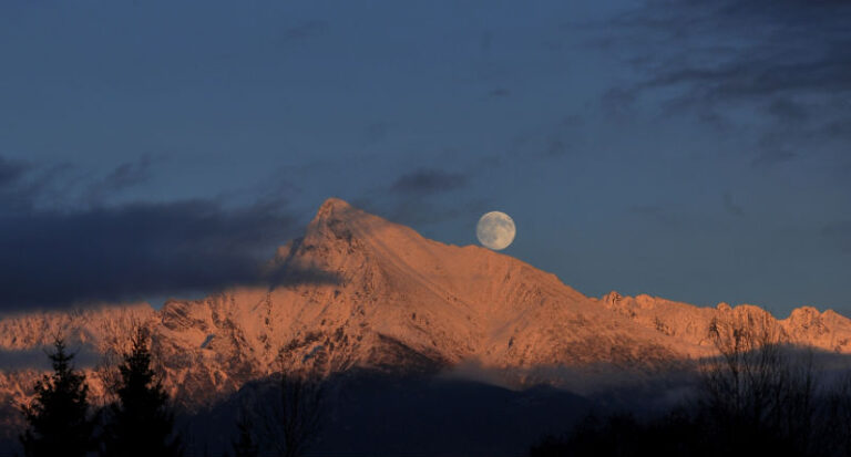 Avanlanche rips through Polish Tatra mountains, killing one