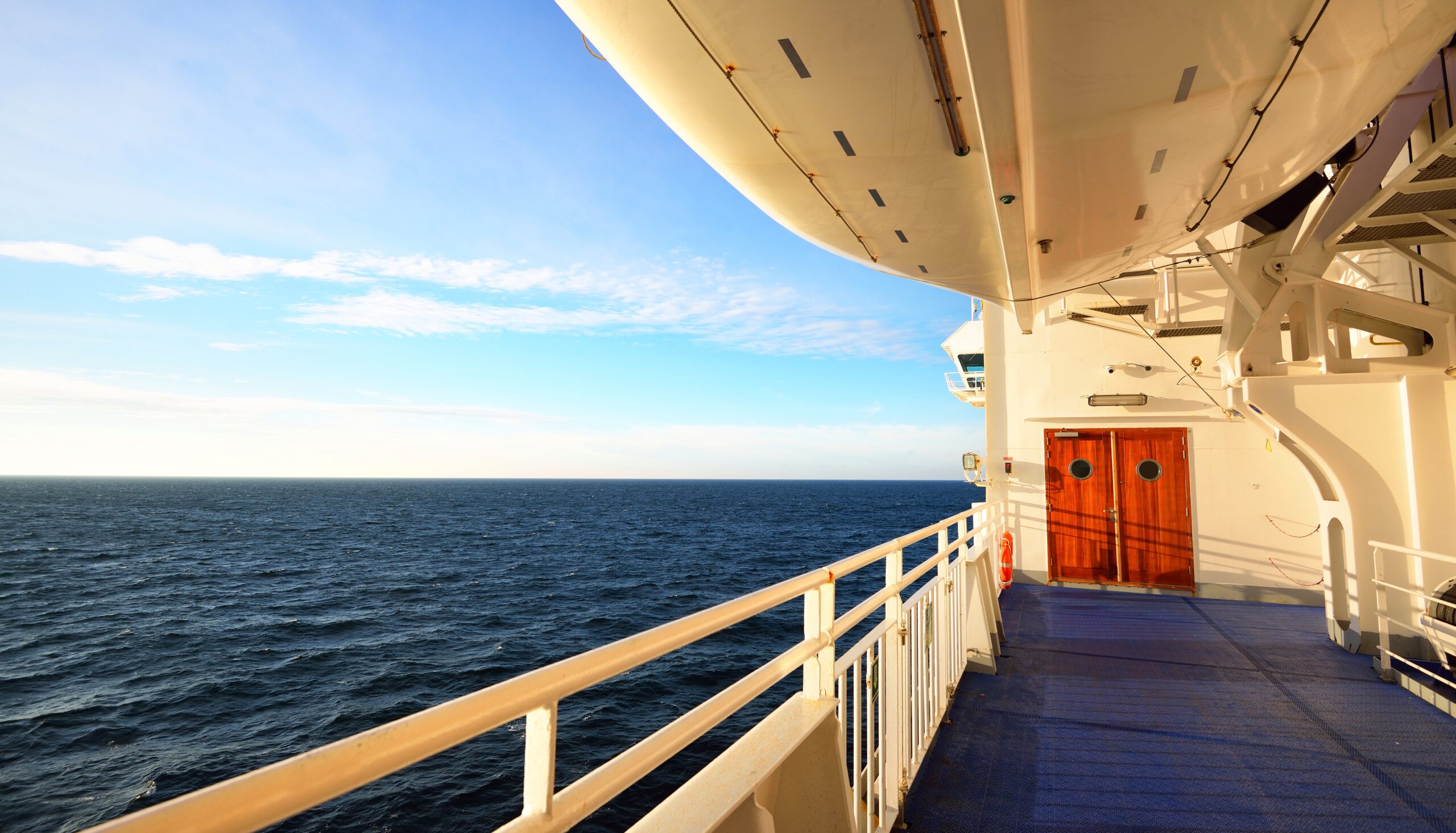 Podróż promem z Claias do Dover trwa około 1,5 godziny. 