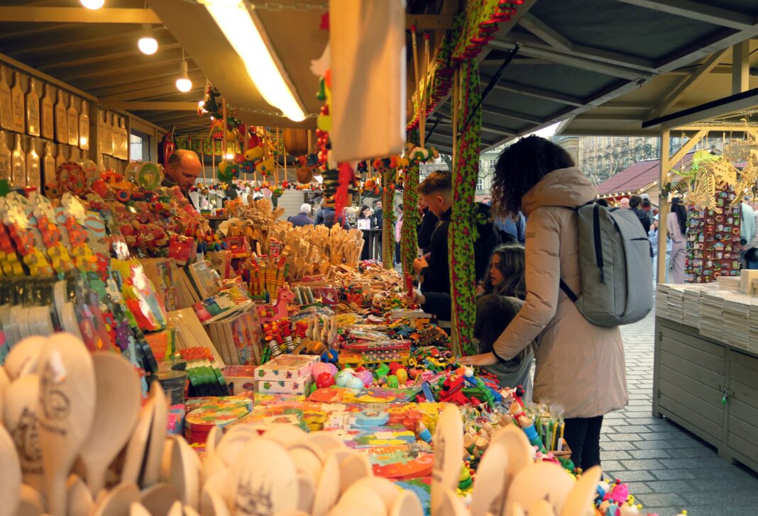 Jadać na Wielkanoc do Polski z UK, musimy liczyć się z wysokimi cenami lotów. Podróż autem, choć męcząca, jest wielokrotnie tańsza. Foto: shutterstock.com