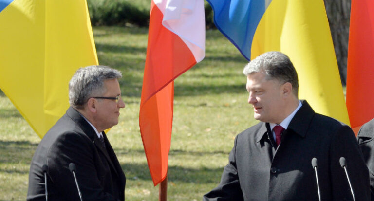 President Komorowski lends Ukraine ‘a hand’