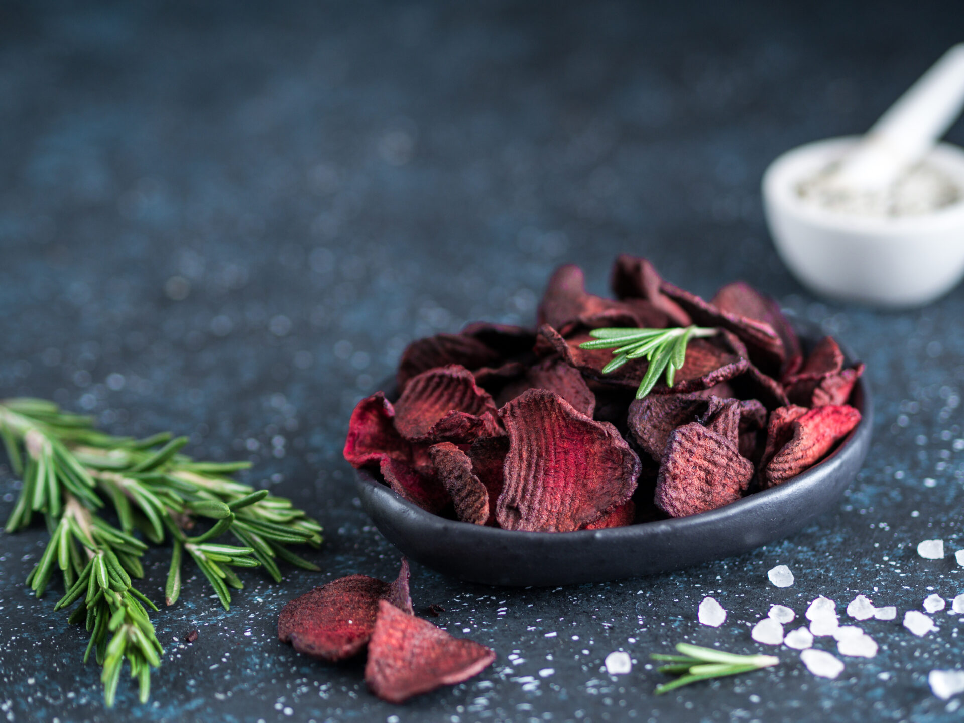 Czipsy z buraka, marchewki czy batata to zdrowsza alternatywa dla sklepowych. Foto: shutterstock.com