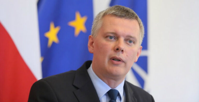 Siemoniak refutes corruption slur in latest tape affair episode