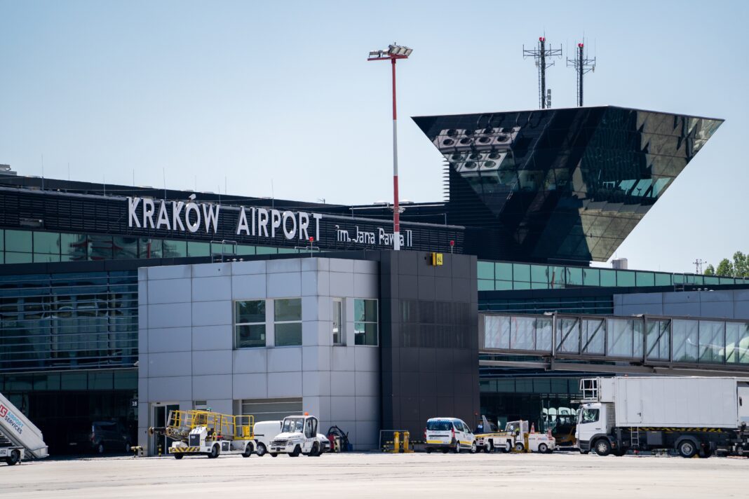 Mgła regularnie paraliżuje lotnisko Kraków Balice. Kiedy władze lotniska wprowadzą nowoczesne systemy, które umożliwią lądowanie?