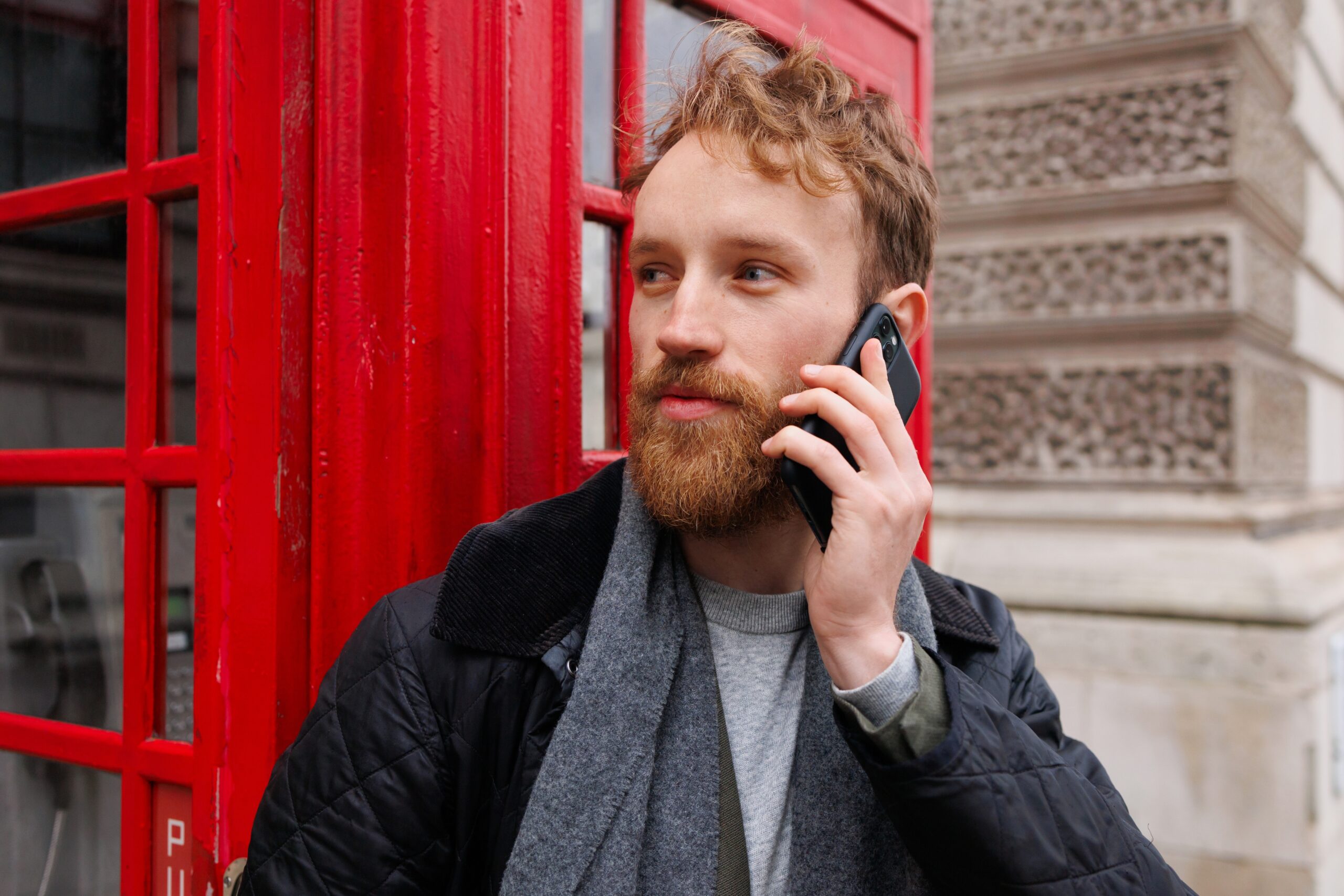Dla osób urodzonych w świecie telefonii komórkowej, idea budek telefonicznych jest zupełnie obca. Niektórzy myślą, że zostały one zbudowane po to, aby chować się tam przed deszczem kiedy rozmawia się przez komórkę. Foto: shutterstock.com