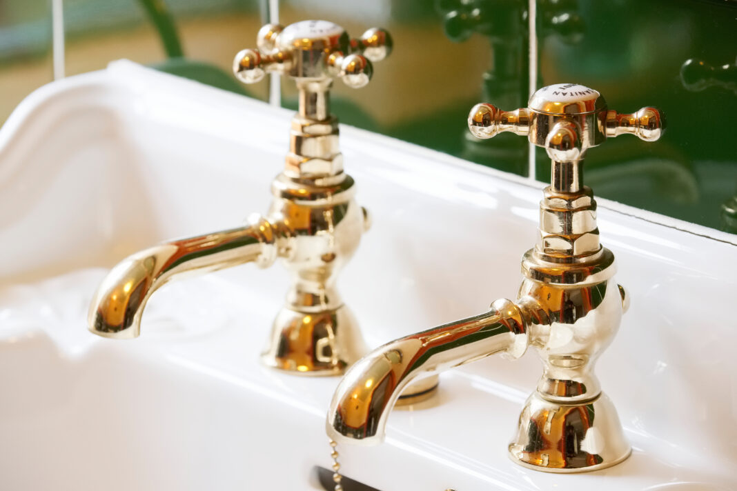 Czy woda z kranu w UK jest bezpieczna? Porównanie z wodą butelkowaną. Foto: shutterstock.com