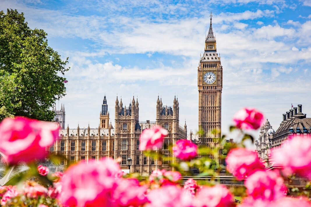 Kiedy wypada pierwszy dzień wiosny w tym roku? Big Ben w wiosennym otoczeniu. Foto: shutterstock.com
