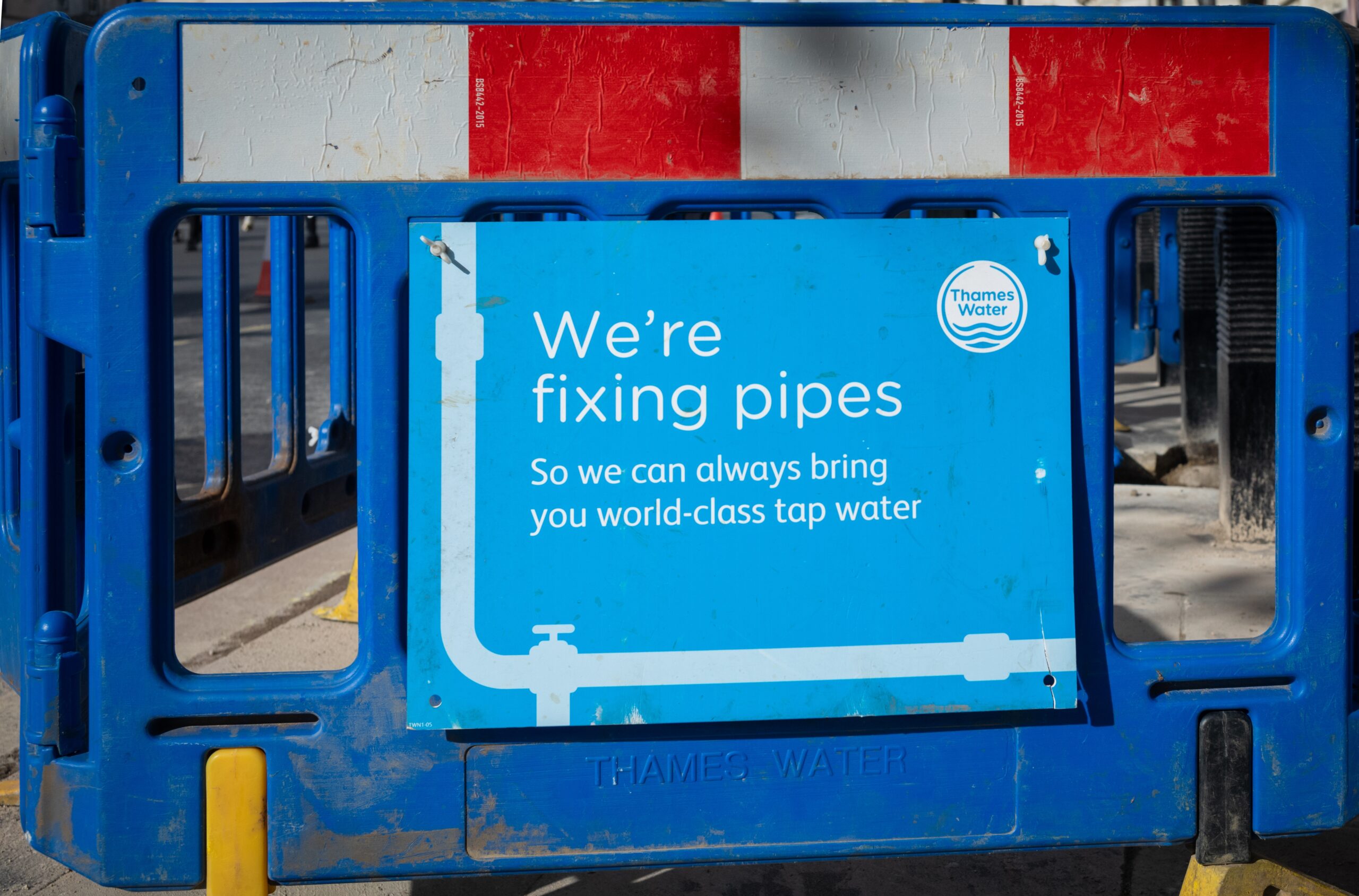 Woda z kranu w Wielkiej Brytanii je uznawana za bezpieczną do picia i zdrowszą niż woda butelkowana. 