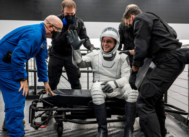 SpaceX’s failure of an orbital launch puts the lunar crew landing mission’s 2025 deadline in jeopardy