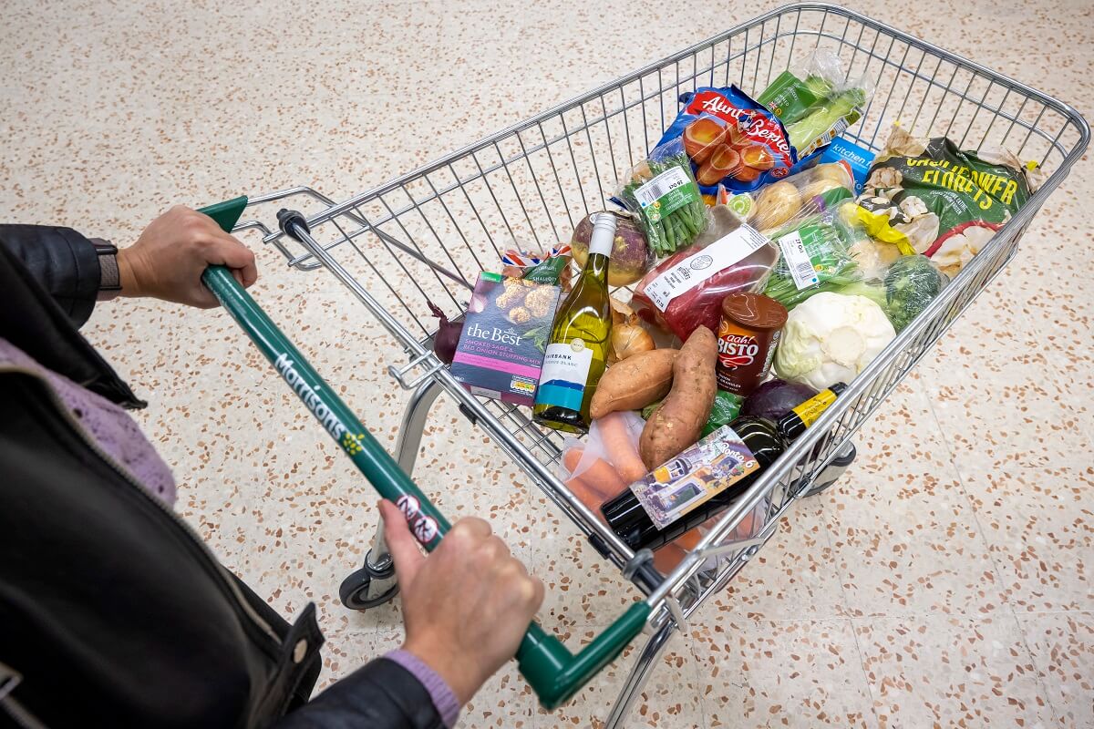 Szynka zawierająca rakotwórcze substancje na półkach w Tesco i M&S