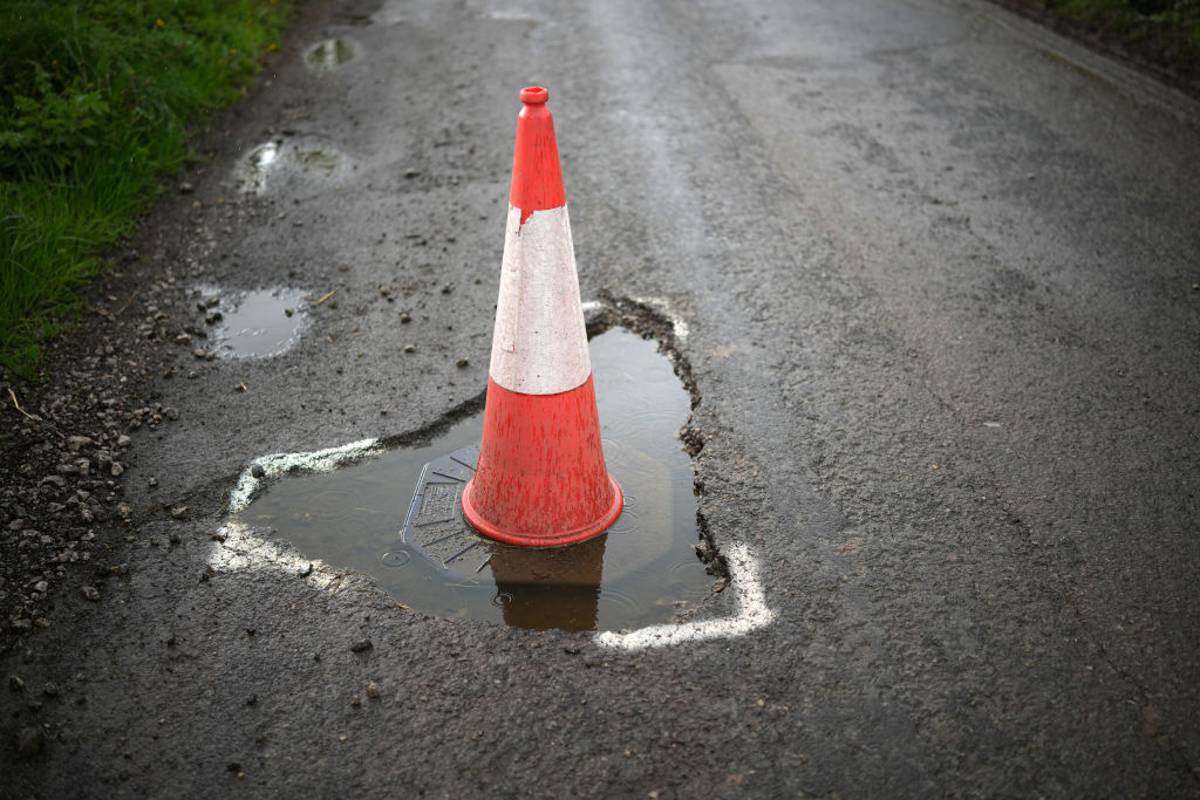 Dziury w drogach w Wielkiej Brytanii stają się problemem całorocznym. Winne coraz poważniejsze fale upałów fot. Getty Images