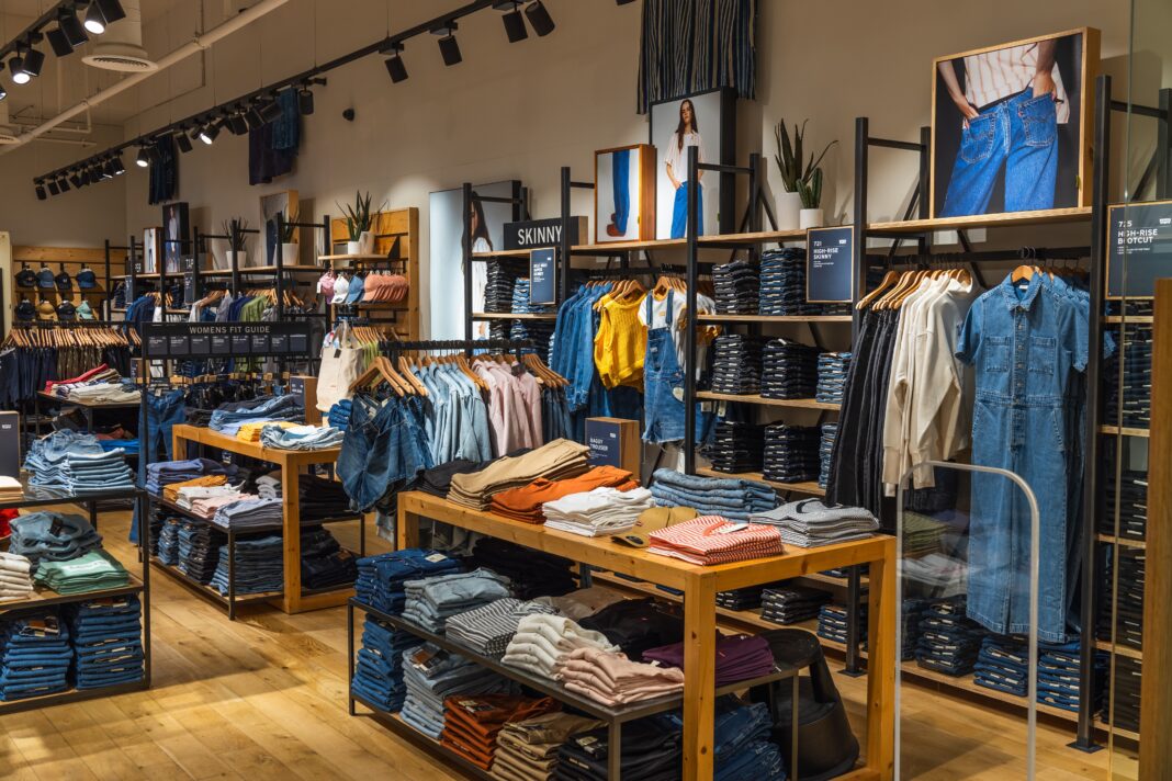 Rozmiary ubrań i butów w UK są inne niż europejska rozmiarówka. Skorzystaj z naszych tabel, gdzie znajdziesz przelicznik każdego rozmiaru. Foto: Shuttesrstock