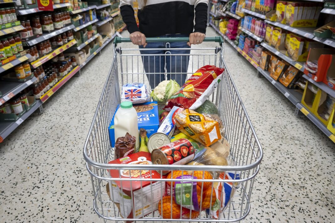 Najtańszy supermarket w UK (październik 2024) - gdzie za zakupy przed świętami zapłacimy najmniej? (fot: Getty Images)