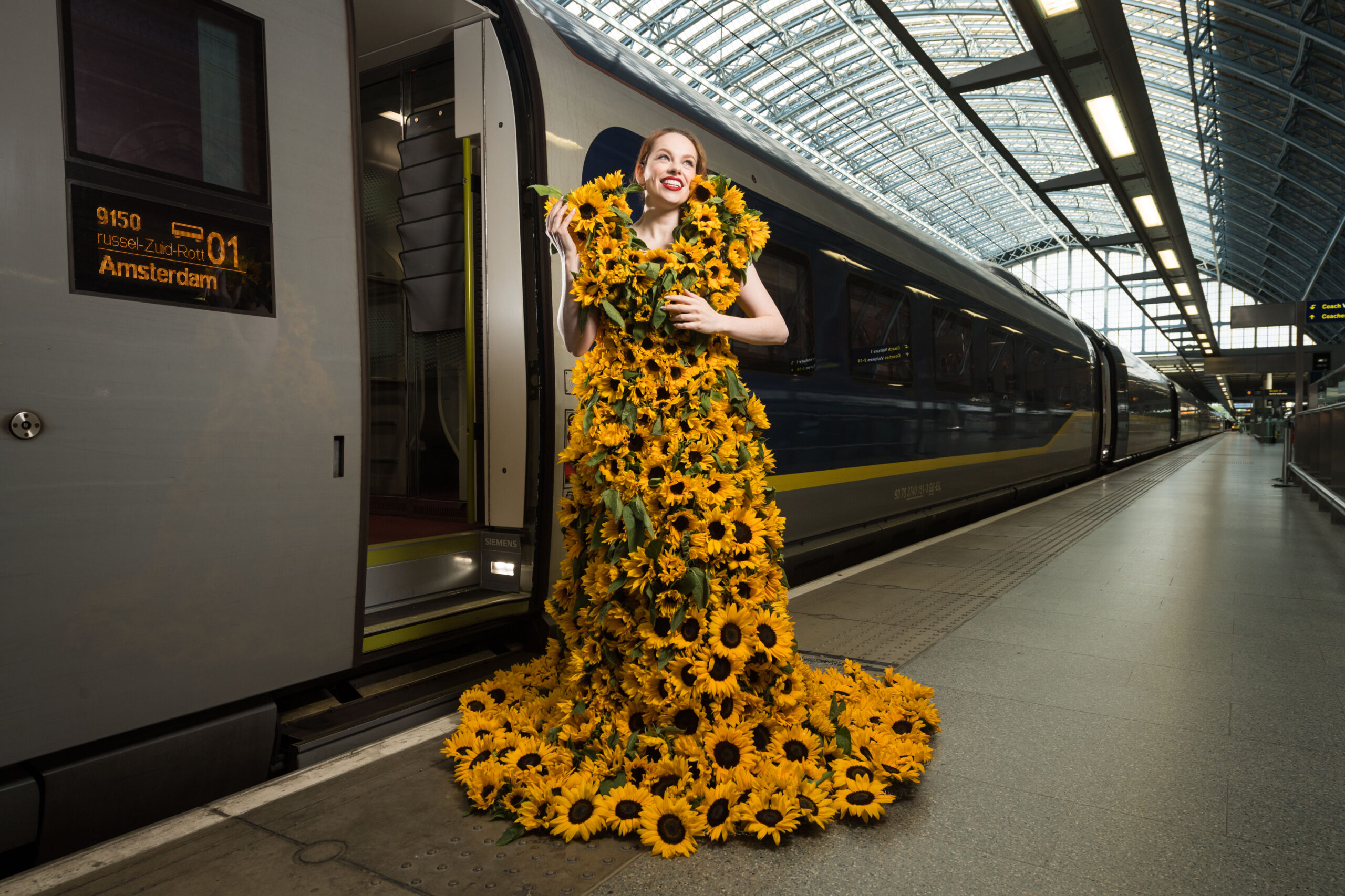 Eurostar wprowadza trzecie połączenie do Amsterdamu 5 czerwca 2019 roku w Londynie. Aby uczcić uruchomienie trzeciego codziennego połączenia Londyn-Amsterdam oraz wystawę słoneczników Van Gogha w stolicy Holandii, Eurostar zaprezentował specjalnie zamówioną suknię wykonaną z 650 świeżych słoneczników. (Fot. Ian Gavan/Getty Images dla Eurostar)