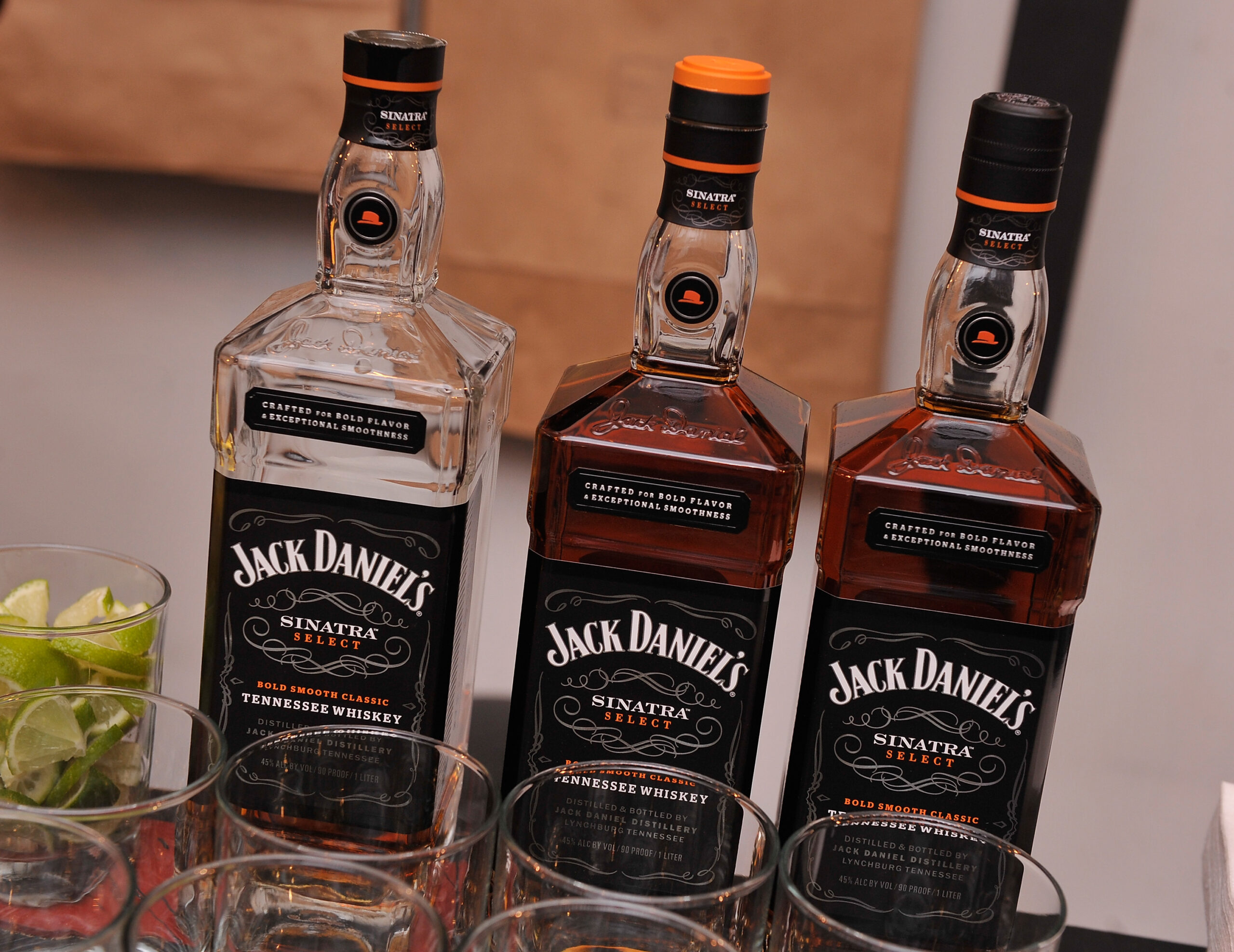 Charakterystycznych kwadratowych butelek dla Jack Daniel's zaczął używać w 1897, kształt miał klientom przywodzić na myśl uczciwość i nieskazitelność firmy. (Photo by Stephen Lovekin/Getty Images for New York Magazine)