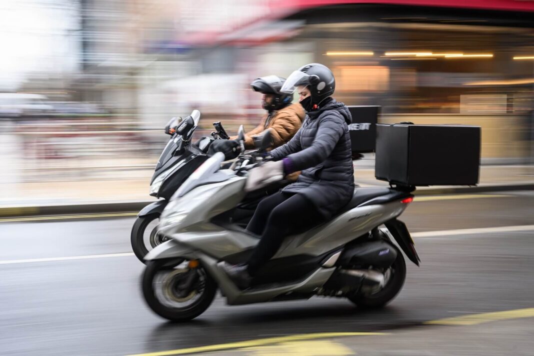 Zgodnie z dyrektywą DAC7, Deliveroo jest zobowiązane podać konkretne dane do urzędu skarbowego