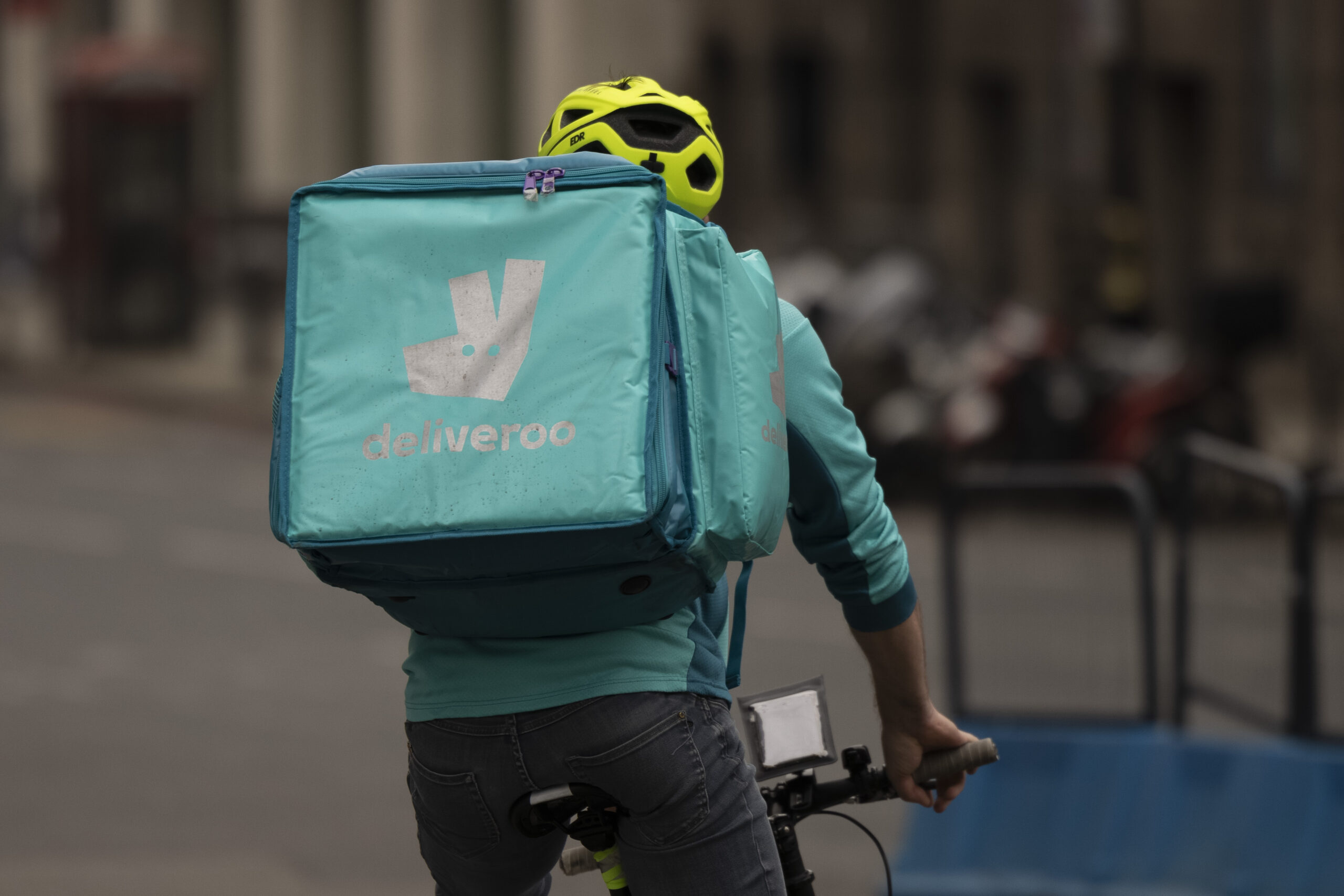 Skarbówka dowie się o zarobkach na Deliveroo i pozna dokładne dane podatnika. Ma to na celu sprawdzenie czy kierowcy wykazują swoje dochody.