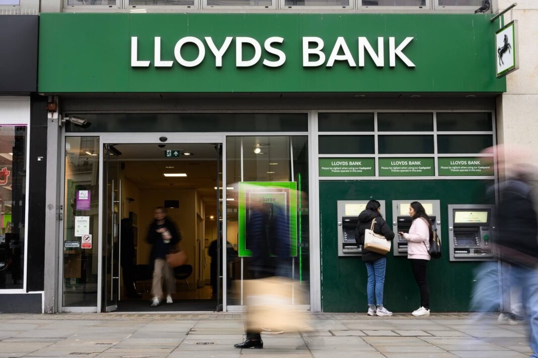 Witryna DownDetector dziś rano zanotowało problemy w przypadku 4400 klientów banku Lloyds i 3600 klientów banku Halifax.