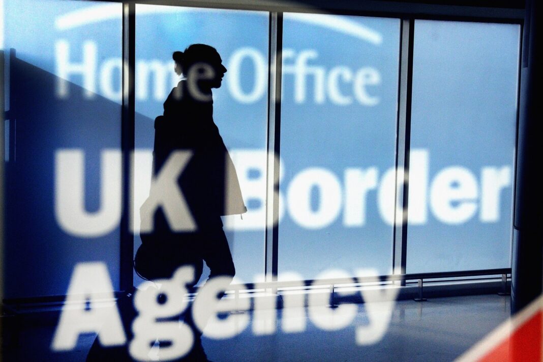 Zgodnie z założeniami nowy system imigracyjny miał ograniczyć napływ obcokrajowców do UK.