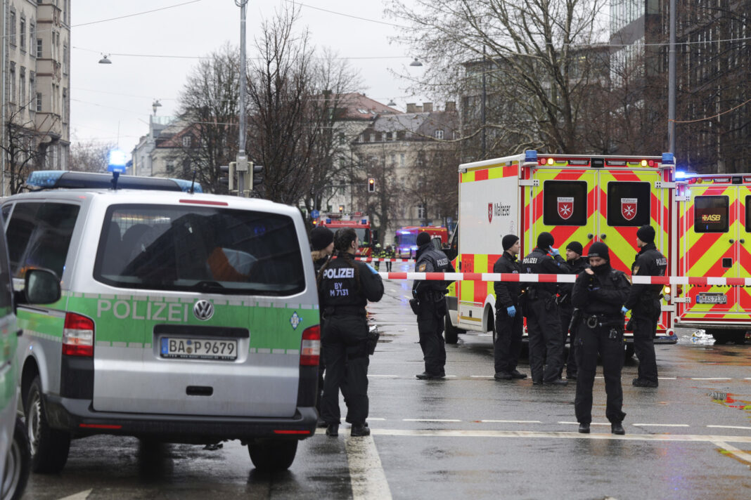 Samochód wjechał w grupę demonstrantów w Monachium