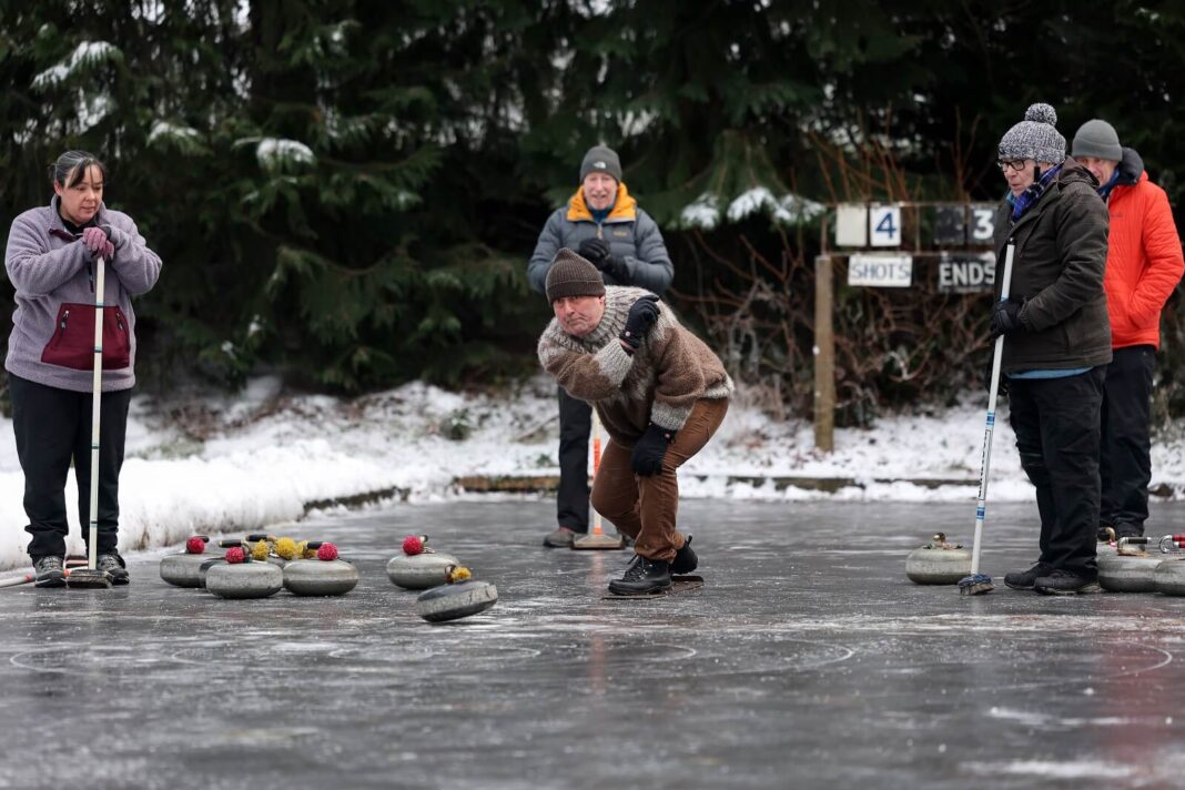 Członkowie klubu Highland Curling Club, założonego w 1898 roku w Szkocji grają na tafli lodu