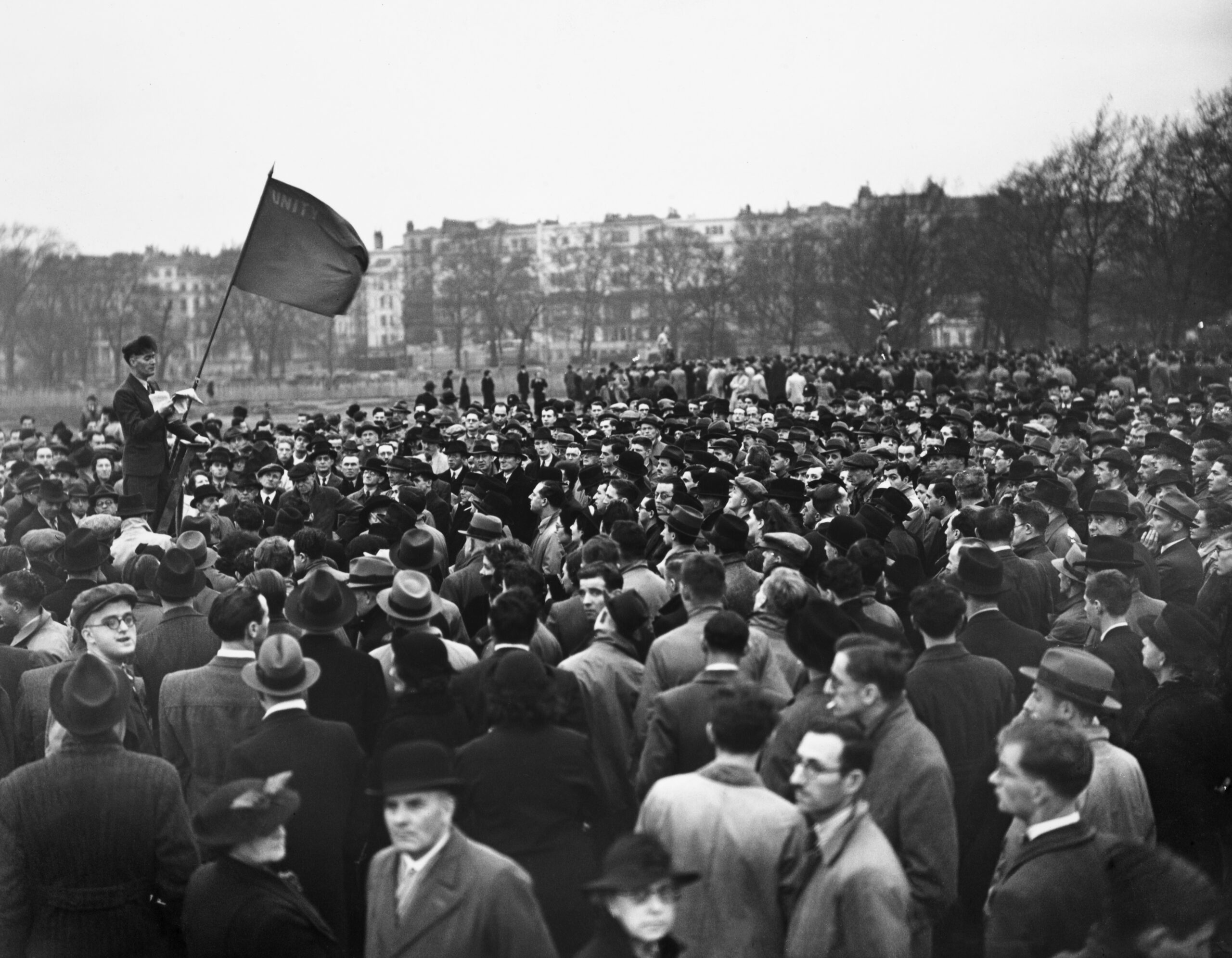 Mówca przemawia do tłumu podczas protestu na Speaker’s Corner w Hyde Parku, Londyn, Anglia, 13 listopada 1938 roku. Zgromadzeni protestują przeciwko złemu traktowaniu Żydów przez Niemcy.