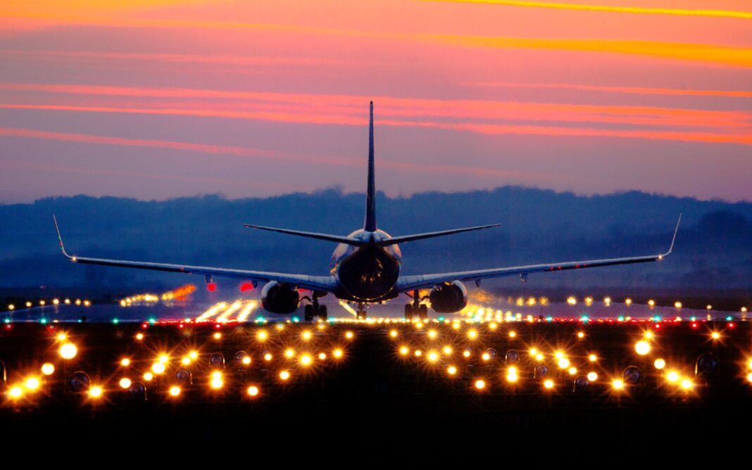 Groźny pasażer na pokładzie samoloty Ryanair zmusił załogę do podjęcia decyzji o lądowaniu awaryjnym. Policja w Lizbonie aresztowała podróżnego.