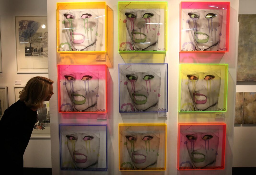 Wielobarwne sitodruki na pleksi autorstwa artysty Stuarta Semple'a zaprezentowane na targach The Affordable Art Fair w Battersea Park / fot. Getty Images