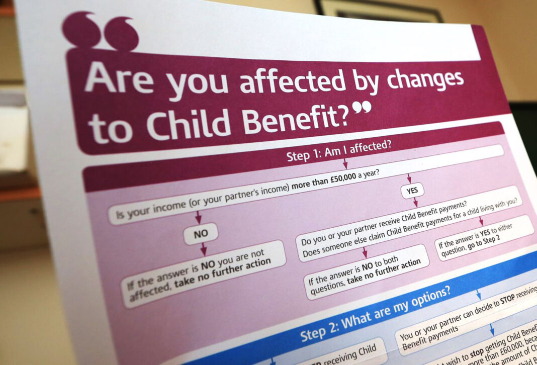 Child benefit po 16 roku życia. Rodzice muszą zgłosić się do HMRC, jeśli chcą nadal pobierać zasiłek. (Photo by Getty Images)