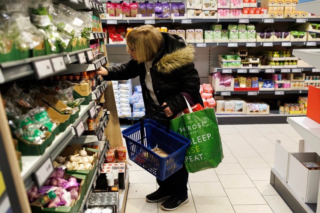 Coraz częściej emeryci kradną w sklepach