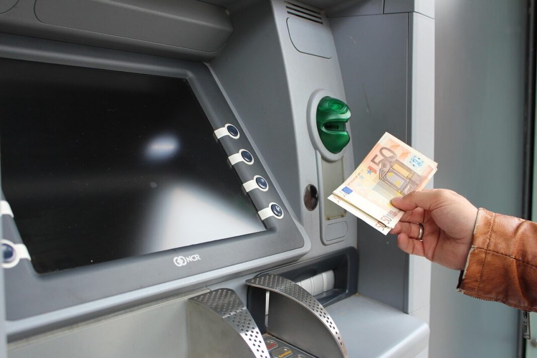 Warto wybrać gotówkę na sytuacje awaryjne - radzą banki w Holandii