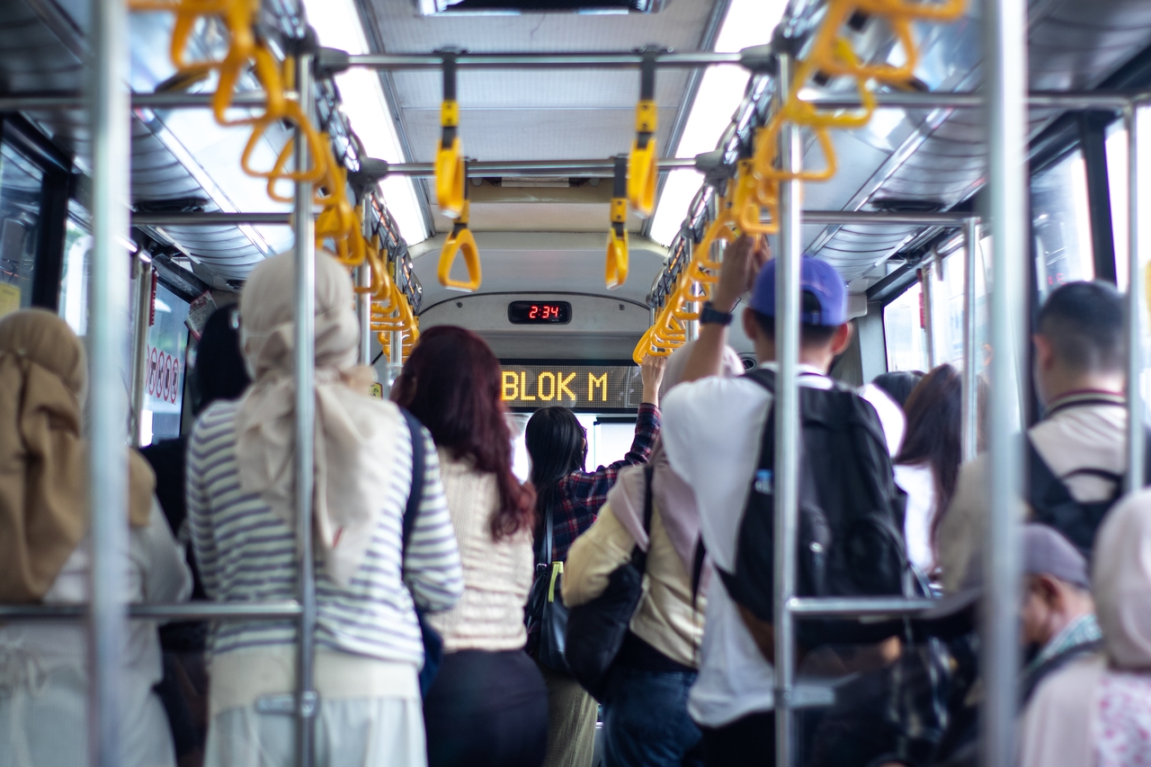 ludzie w autobusie