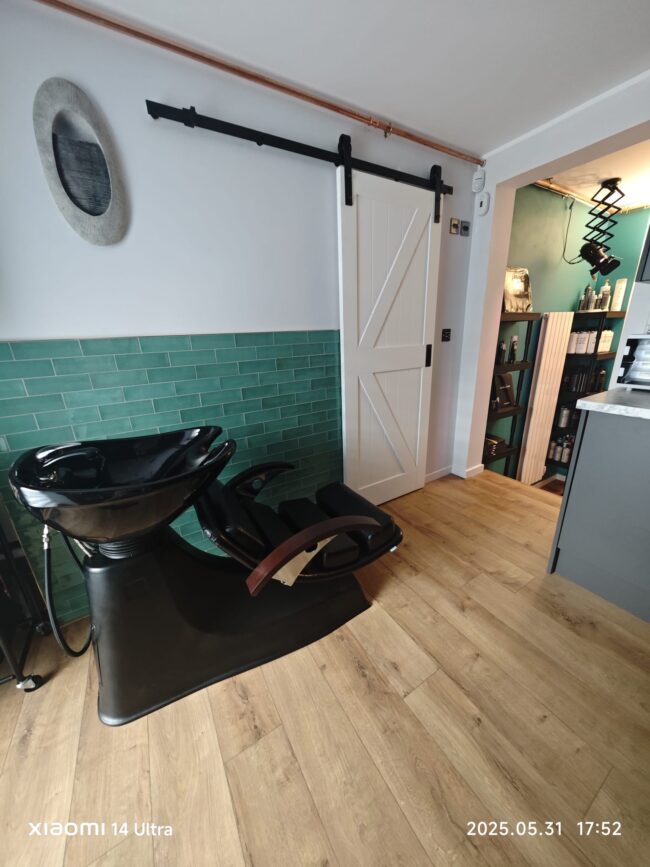Przestrzeń relaksu z ogrodem w salonie fryzjerskim HOME4MYHAIR