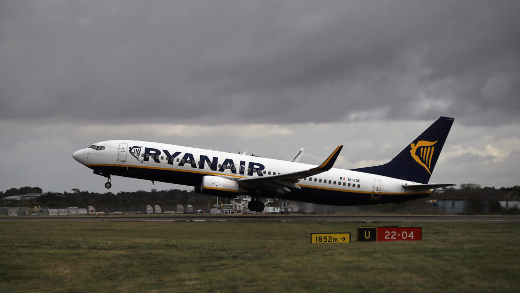 Turbulencje podczas lotu Ryanair. Są ranni pasażerowie fot. Dan Kitwood/Getty Images