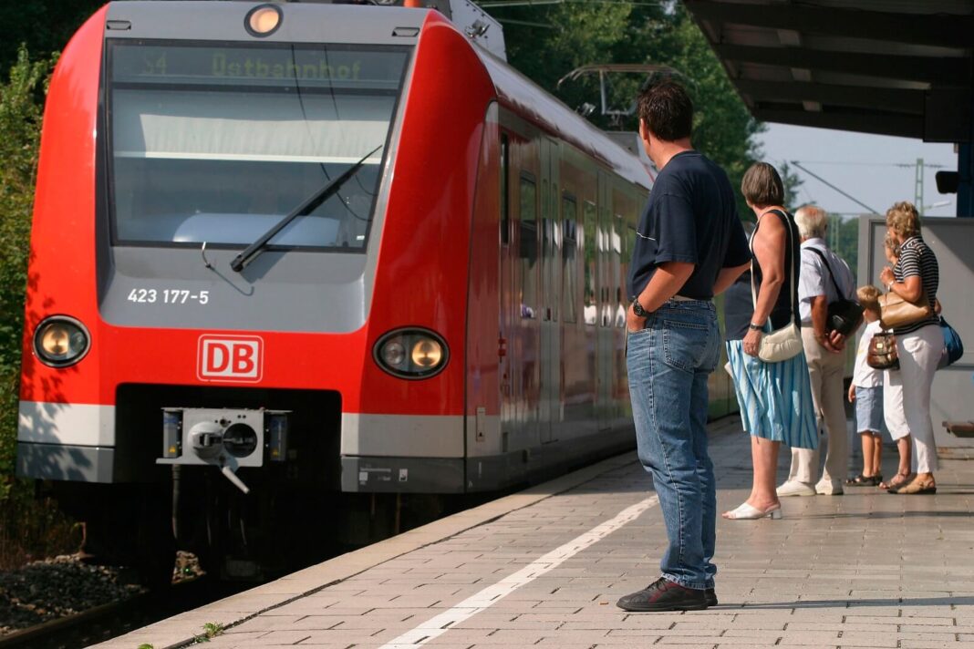 20-letni imigrant zaatakował młotkiem czterech pasażerów pociągu