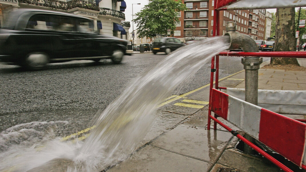 Awaria wodociągów w południowym Londynie. Ogromne problemy dla tysięcy mieszkańców fot. Scott Barbour/Getty Images