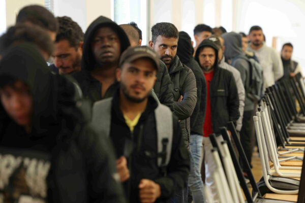 Kogo dotkną deportacje? Reforma UK zapowiada wydalenie 600 000 migrantów