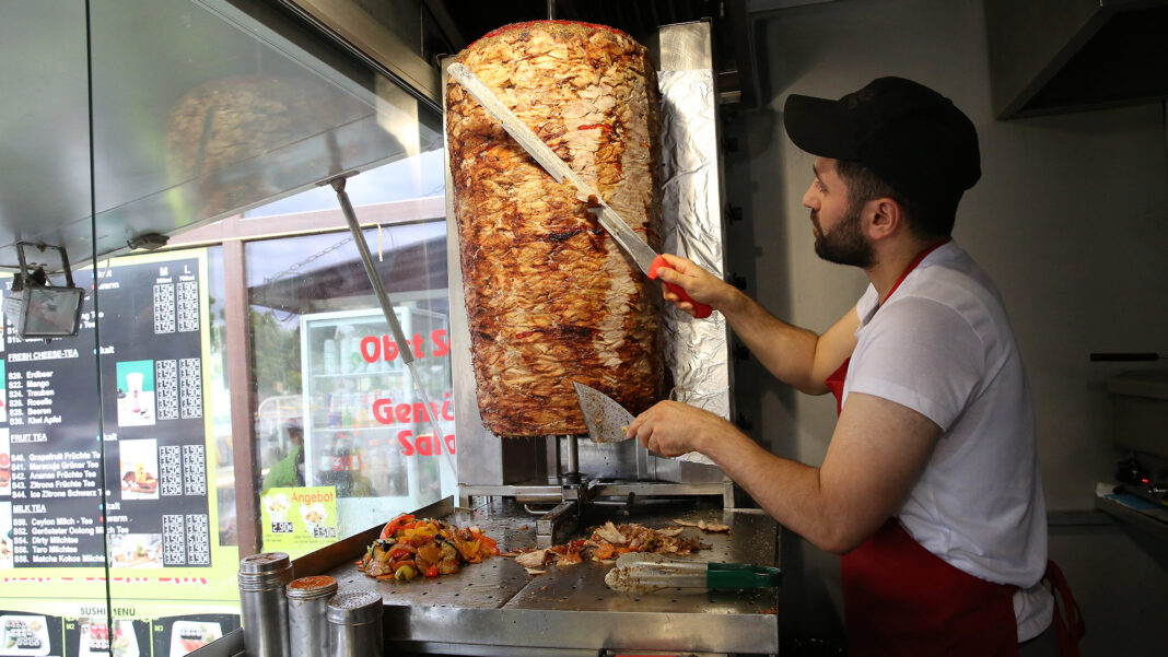 Niemiecka partia polityczna chce wprowadzić dopłaty do kebabów fot. Adam Berry/Getty Images)