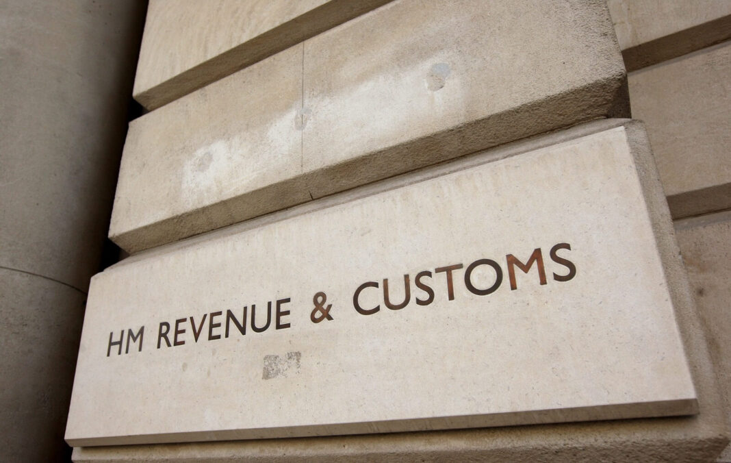Wyjazdy za granicę i kontrola HMRC