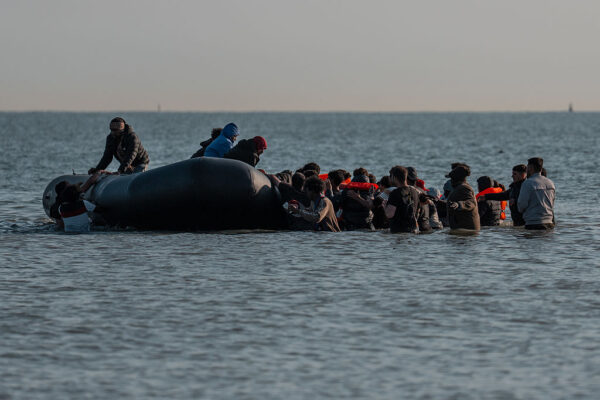 nielegalni migranci pracowali na czarno jako kurierzy jedzenia