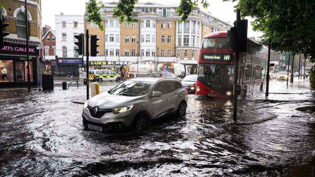 Ulewny deszcz ma wywołać powodzie w Wielkiej Brytanii. Met Office wydało ostrzeżenie fot. Leon Neal/Getty Images