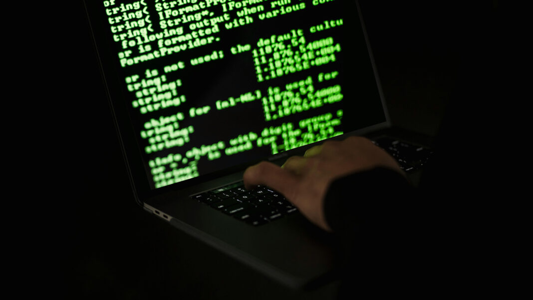 Zagraniczni szpiedzy rekrutują młodych ludzi w internecie do przeprowadzania ataków w UK fot. Sora Shimazaki/Pexels