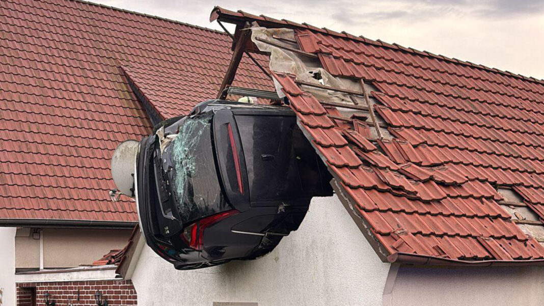 Wypadek w Bohmte. Siedmiolatek potrącony przez auto, które wbiło się w dach fot. Facebook/Freiwillige Feuerwehr Bad Essen-Eielstädt-Wittlage