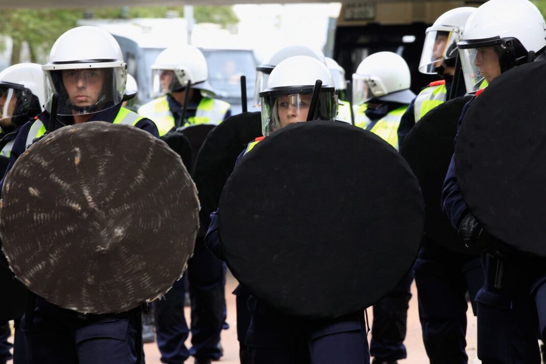Podpalone samochody, wybite okna - tak miasto protestuje przeciwko zakwaterowaniu 14 imigrantek