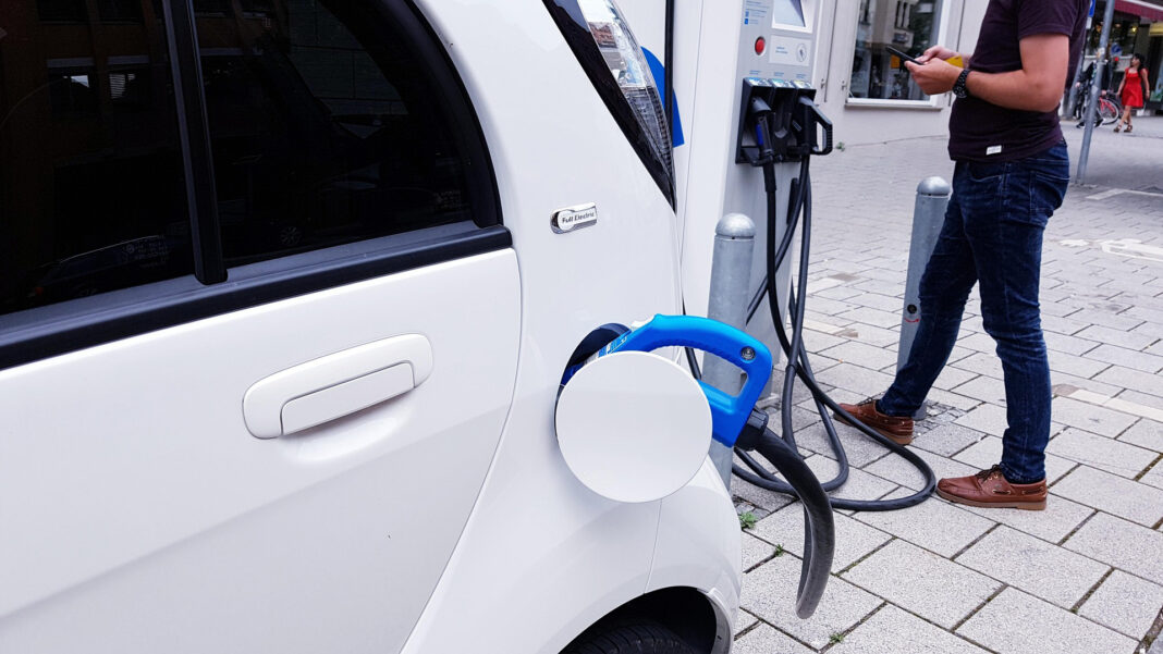 Ogłoszono pierwsze cztery modele, które spełniły warunki dotacji na auta elektryczne w UK fot. Stefan Schweihofer/Pixabay