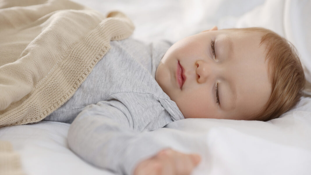 Niebezpieczne śpiworki dla dzieci wciąż sprzedawane w sieci. Eksperci ostrzegają fot. Shutterstock