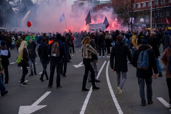 Holandia protestuje przeciw imigrantom - , gwałtowny bunt, zamieszki, liczni ranni i aresztowani