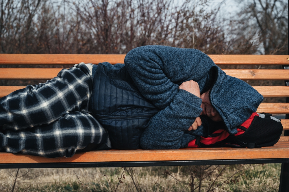 Bezdomni chorują na gruźlicę. Arnhem alarmuje o ognisku zakażeń