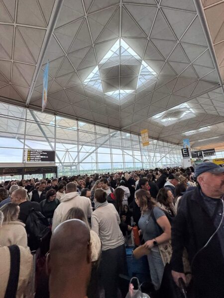 Kolejki na lotnisku Stansted / autor: Sara Abu Faraj