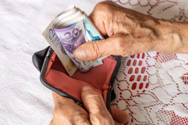Komu UK pomoże zimą? Dodatek na opał, rabaty na rachunki i pomoc świąteczna zimą 2025/2026